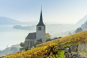Schweizer Kirche im Herbst