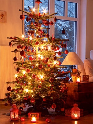 Erleuchteter Weihnachtsbaum im Zimmer