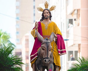 Palmsonntagsprozession mit Jesusfigur auf einem Esel