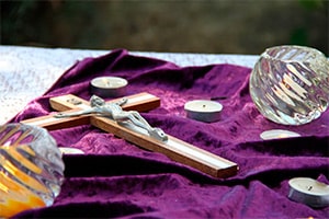 Kreuz auf lila Tuch