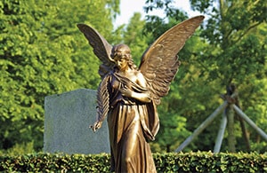 Engelfigur auf Friedhof