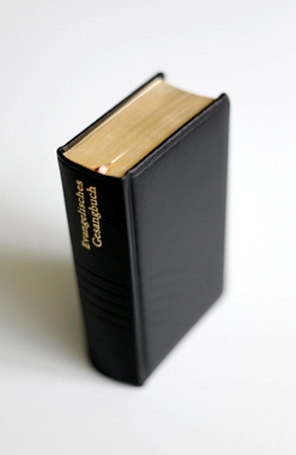 Ev. Gesangbuch klein, Goldschnitt, Leder, schwarz